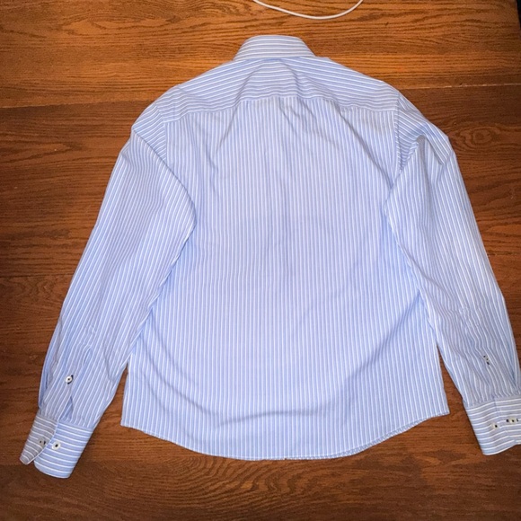 UNTUCKit Men's Light Blue Pinstripe Long sleeve Dress Shirt - Picture 5 of 5